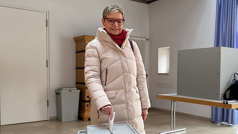 Sabine Dittmar, Direktkandidatin der SPD, bei ihrer Stimmabgabe in Maßbach. Sabine Dittmar, Direktkandidatin der SPD, bei ihrer Stimmabgabe in Maßbach.