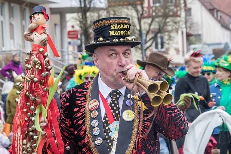 Züchle's Marschall Jörg Fella, Markenzeichen und Mitorganisator des Gemünnemer Trottoir-Züchle. Züchle's Marschall Jörg Fella, Markenzeichen und Mitorganisator des Gemünnemer Trottoir-Züchle.