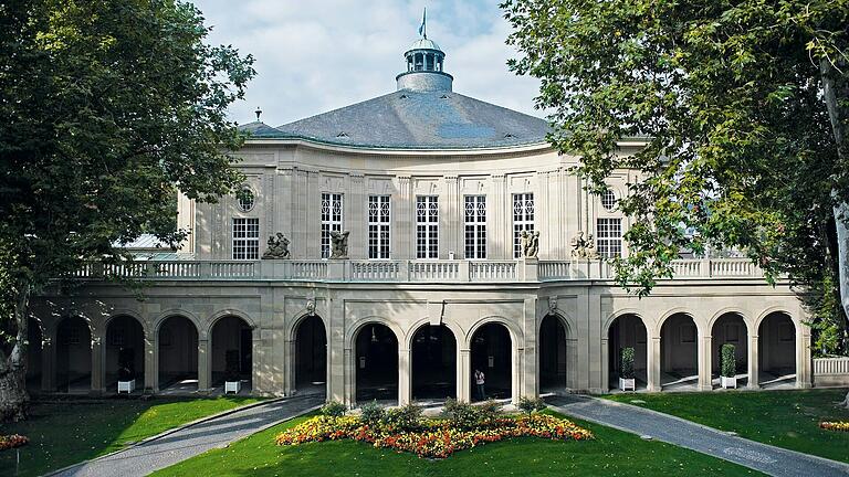 Die Balustrade des Regentenbaus wird in den kommenden Wochen überarbeitet.