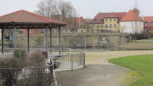 Abschluss der Dorferneuerung in Großlangheim: Verschiedene größere und nicht so große Projekte bewirkten, dass das Dorf ein neues Gesicht bekam. Das Bild zeigt gleich mehrere Objekte mit der Neugestaltung des Seeumfeldes samt Wasserspielplatz für die Kinder, Schlossruine, Stiftsscheune (rechts hinten) und Josefstift (daneben), in dem auch der Neue Keller für die Dorfjugend untergebracht ist.