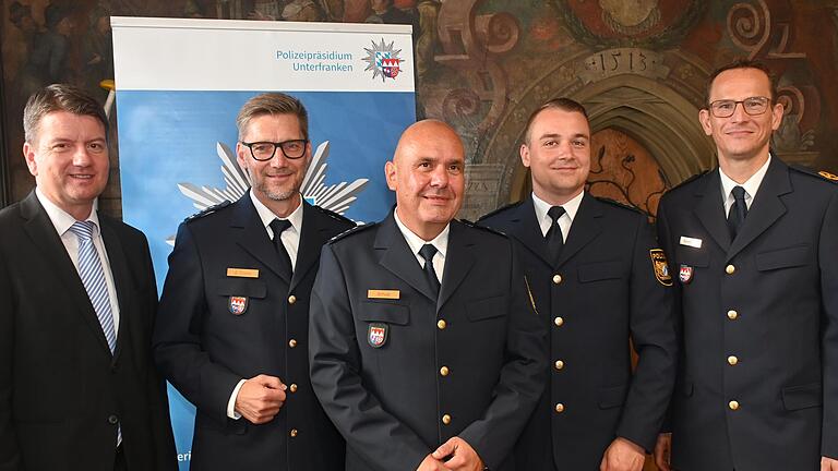 Führungswechsel bei der Polizeiinspektion Ochsenfurt: Bei der Feierstunde im Ochsenfurter Rathaus (von links) Innenstaatssekretär Sandro Kirchner, der bisherige Leiter der Polizeiinspektion, Jürgen Maier, sein Nachfolger Christian Schulz, Interimschef Bastian Bernhardt und Polizeivizepräsident Holger Baumbach.&nbsp;