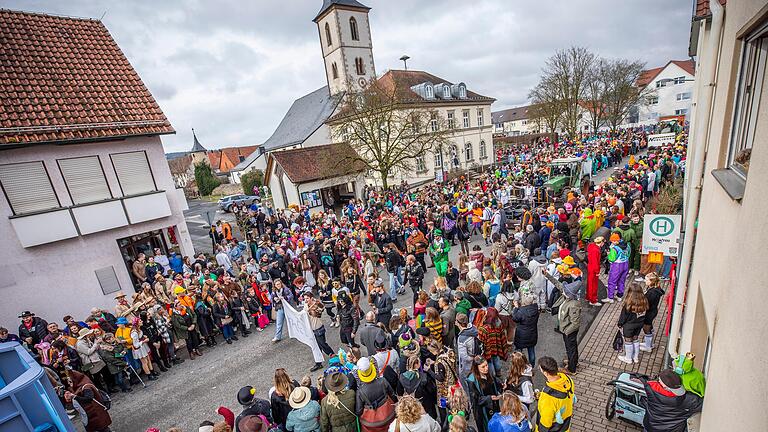 Zum Faschingszug durch Heustreu kamen 8.000 Besucher.