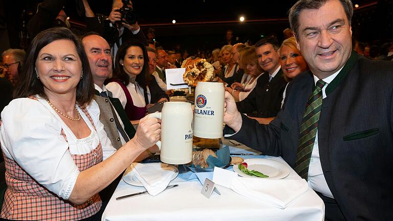 Prost! Bayerns Ministerpräsident Markus Söder (rechts) stößt am Mittwochabend beim Starkbier-Anstich am Münchner Nockherberg mit Landtagspräsidentin Ilse Aigner an.&nbsp;