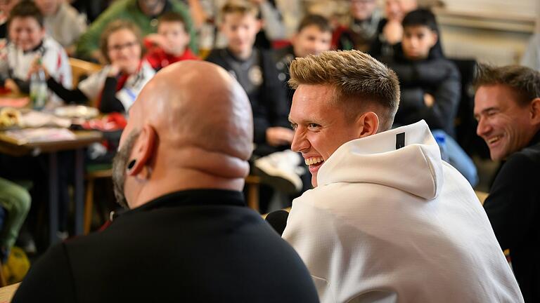 Fantreffen mit dem Club-Torwart: Jan Reichert (Mitte) war zusammen mit Nürnbergs Fanbetreuer Jaron 'Shlomo' Hartmann (links) zu Gast in Schwemmelsbach.