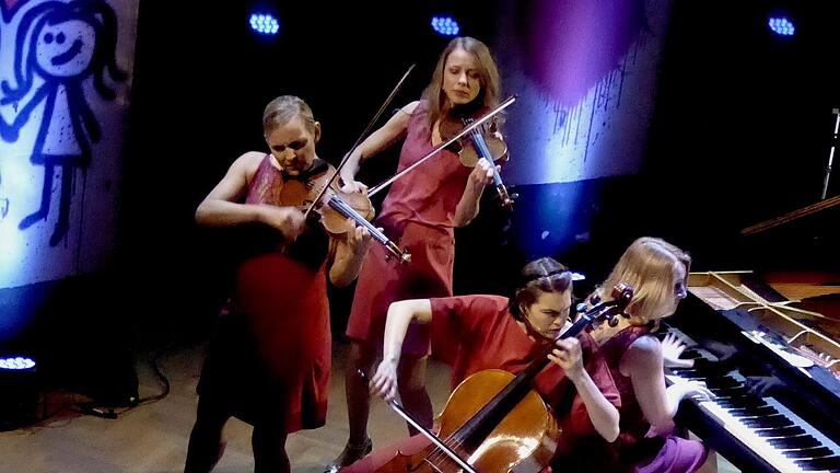 In der antike hätte man das Bild 'Die Erinnyen' genannt. Heute heißt es 'Salut Salon' mit (von links) Angelika Bachmann, Iris Siegfried, Sonja Lena Schmid und Olga Shkrygunova. Und sie kommen auch nicht aus der Unterwelt, sondern aus Hamburg.   Gerhild Ahnert       -  In der antike hätte man das Bild 'Die Erinnyen' genannt. Heute heißt es 'Salut Salon' mit (von links) Angelika Bachmann, Iris Siegfried, Sonja Lena Schmid und Olga Shkrygunova. Und sie kommen auch nicht aus der Unterwelt, sondern aus Hamburg.   Gerhild Ahnert