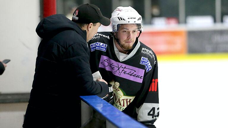 Lucas Büchner (hier im Gespräch mit Haßfurts ehemaligem Nachwuchstrainer Oliver Kratschmer) rechnet mit zwei harten Spielen für die Hawks.