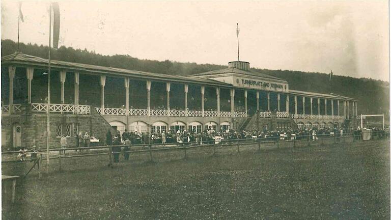 Der Turnierplatz mit Turniergebäude, eine Aufnahme aus den 1920er-Jahren Der Turnierplatz mit Turniergebäude, eine Aufnahme aus den 1920er-Jahren