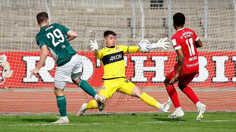 Derby, Regionalliga Bayern: FC 05 Schweinfurt - FC Würzburger Kickers       -  03.10.2023, Derby, Regionalliga Bayern: FC 05 Schweinfurt - FC Würzburger Kickers, Schweinfurt, Sachs-Stadion

Im Bild: Fabio Bozesan (FC05) mit der Chance zum Ausgleich, alleine vor Torwart Vincent Friedsam (FWK) der den Schuss pariert., Fabrice Montcheu (FWK) r. kommt zu spät.