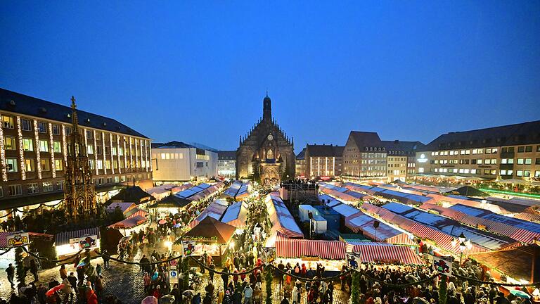 Eröffnung Nürnberger Christkindlesmarkt       -  Ein Besuch der Comic-Figuren auf dem echten Christkindlesmarkt ist laut der Stadt allerdings nicht geplant. (Archivbild)