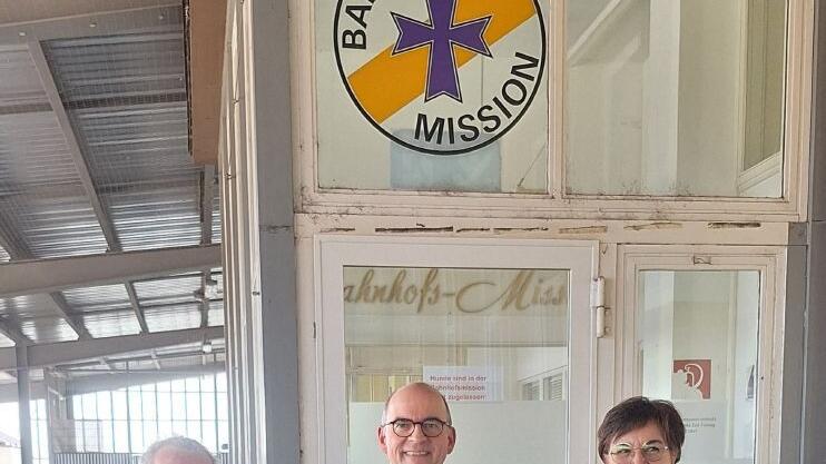 Bischof Franz Jung (Mitte) besuchte die Bahnhofsmission in Schweinfurt. Links Elmar Rachle, rechts Leiterin Susanne Brand.