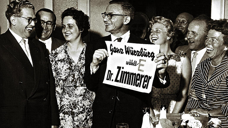 30. September 1956: Simon Blenk (Mitte), FWG, und Philipp Fasel (zweiter von rechts), SPD, feiern Helmuth Zimmerers (links) Wahl zum Oberbürgermeister von Würzburg.