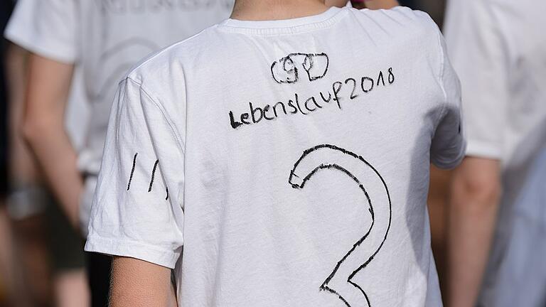 Deutschhaus Gymnasium Spendenlauf       -  Lauftrikot selbst gemacht: Die Schüler machen sich bereit für den &bdquo;Lebenslauf 2018&ldquo;.