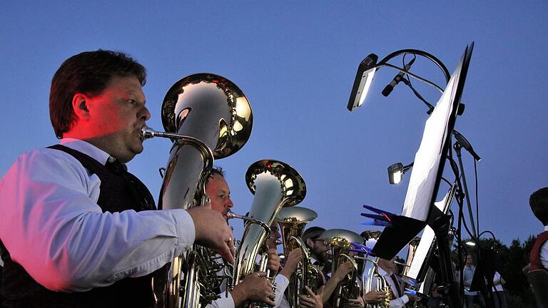 Etwa 3000 musikbegeisterte Menschen erlebten am Freitagabend bei den Europa-Tagen der Musik 2019 ein besonderes Schmankerl. Am Mainufer präsentierten die Symphonischen Blasorchetser Volkach, Kürnach und Unterpleichfeld gemeinsam eine stimmungsvolle Feuerwerksmusik. Als Bundesdirigent Ernst Oestreicher den Taktstab erhob, wurden am gegenüberliegenden Mainufer Raketen gezündet, die den Himmel über dem Fluss und dem dort geparkten Hotelschiff erhellten. Auf der Mainbrücke tummelten sich mehrere hundert Menschen, um das Musik-Licht-Spektakel live mitzuerleben. Zuvor spielte auf der Hauptbühne vor dem Rathaus die Bläserphilharmonie Forchheim eine ergreifende Serenade. Anschließend marschierten die Besucher im Festzug vom Marktplatz zum Mainufer, angeführt von der Stadtkapelle Rosenheim. Dort wartete man geduldig auf den Einbruch der Dunkelheit, die dann einen unvergesslichen Ohren- und Augenschmaus servierte.