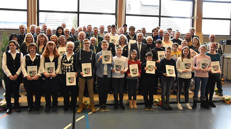 Die vielen Geehrten und Ausgezeichneten beim Neujahrsempfang in Kist passten fast nicht mehr auf die Bühne. Die vielen Geehrten und Ausgezeichneten beim Neujahrsempfang in Kist passten fast nicht mehr auf die Bühne.