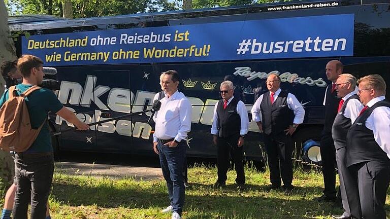 Das war bei der letzten Busdemo Ende Mai: Klaus Wichler, Chef von Frankenland Reisen in Burgpreppach, erklärt Medienvertretern die Anliegen seiner Branche. Das war bei der letzten Busdemo Ende Mai: Klaus Wichler, Chef von Frankenland Reisen in Burgpreppach, erklärt Medienvertretern die Anliegen seiner Branche. 