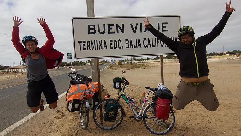 Annika Wachter und Roberto Gallegos Ricci Anfang Mai 2016 in Mexiko, an der Grenze zwischen den Bundesstaaten Baja California und Baja California Sur (USA). Annika Wachter und Roberto Gallegos Ricci Anfang Mai 2016 in Mexiko, an der Grenze zwischen den Bundesstaaten Baja California und Baja California Sur (USA).