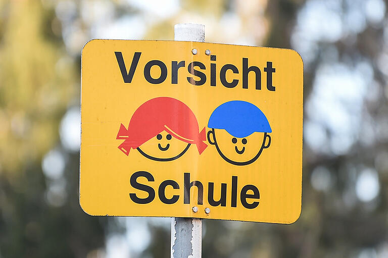 Auch weiterführende Schulen öffnen wieder. Doch es gelten strenge Regeln, um Lehrer und Schüler zu schüzen. Auch weiterführende Schulen öffnen wieder. Doch es gelten strenge Regeln, um Lehrer und Schüler zu schüzen. 