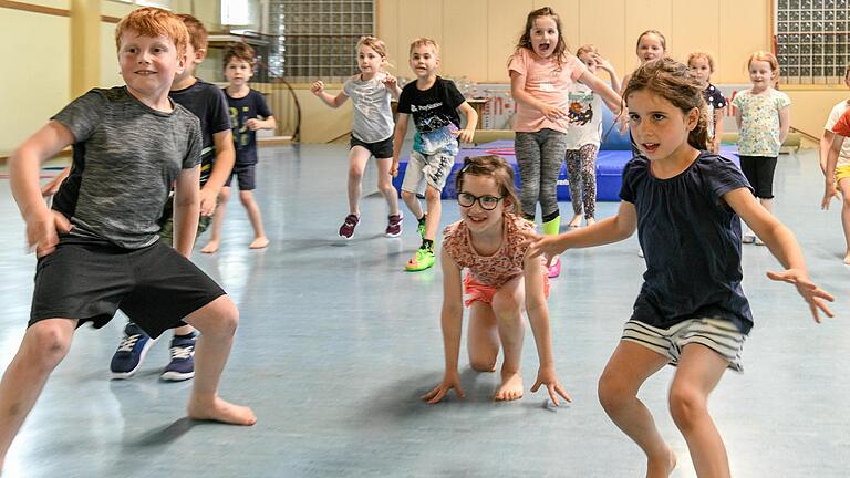 Während der Corona-Zeit mussten Kinder lange darauf warten, wieder Sport machen zu dürfen. In Estenfeld konnte man bei der ersten Stunde Kinderturnen sehen, wie der Sport den Kindern gefehlt hat.