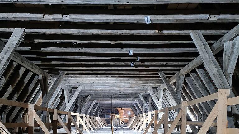 An handwerklichem Geschick hat es im Mittelalter nicht gemangelt: Bei der Führung am Freitag, 7. März, kann der Dachstuhl der Klosterkirche in Bronnbach genauer begutachtet werden. An handwerklichem Geschick hat es im Mittelalter nicht gemangelt: Bei der Führung am Freitag, 7. März, kann der Dachstuhl der Klosterkirche in Bronnbach genauer begutachtet werden.