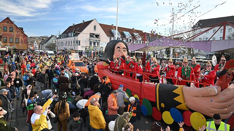 Buntes Treiben bei bestem Wetter: Faschingszug Heidingsfeld 2025.
