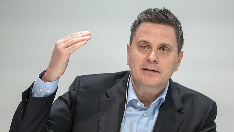 Roche-Chef Thomas Schinecker       -  Roche-Chef Schinecker will in den nächsten fünf Jahren 50 Milliarden US-Dollar in den USA investieren.