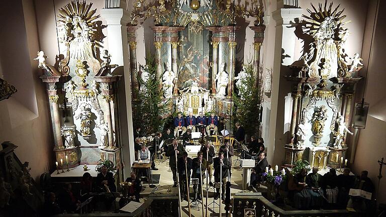 Goßmannsdorfer Weihnacht: Kostbarkeiten in St. Margaretha       -  (dix)   Das Wunder von Bethlehem nachzuempfinden &ndash; dies steht seit fast einem halben Jahrhundert im Mittelpunkt der Goßmannsdorfer Weihnacht. Fränkische musikalische Kostbarkeiten präsentieren am Samstag, 8. Dezember, ab 19 Uhr bei der 49. Goßmannsdorfer Weihnacht in der Pfarrkirche St. Margaretha in Goßmannsdorf die Kronicher Dreiveddl-Takt, die Hambacher Volkssänger, die Hofheimer Sänger, die Alphornbläser Haßberge, das Klarinettentrio des Musikvereins Goßmannsdorf, die Chorgemeinschaft Goßmannsdorf, der Musikverein Goßmannsdorf und &bdquo;A Goßnsdorfer Schaffer&ldquo;. Zur Begrüßung der Besucher der Goßmannsdorfer Weihnacht spielen vor dem Konzert die Alphornbläser auf dem Kirchberg. Verbindende Worte sprechen Gertrud Pfister und Pfarrer Franz Feineis. Die Gesamtleitung liegt in Händen von Günter Huschka. Karten gibt es im Vorverkauf bei Michael Kaffer, Tel. 0170/3840647. Zu diesem Singen und Musizieren im Advent laden die Veranstalter aus Goßmannsdorf, die Arbeitsgemeinschaft für fränkische Volksmusik und der Bayerische Landesverein für Heimatpflege München ein.