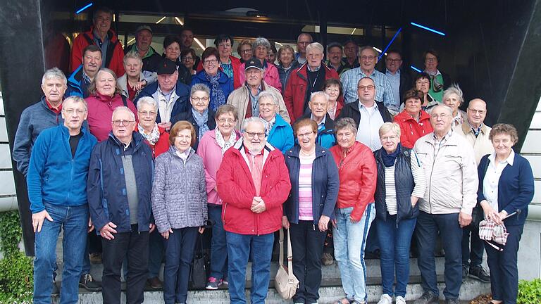 Das Bild zeigt die Reisegruppe aus Markt Einersheim vor dem Knauf-Werk in Hobro.