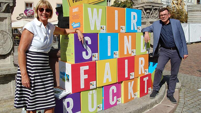 Hammelburg ist für zwei weitere Jahre Fairtrade-Stadt. Bürgermeister Armin Warmuth und Fairtrade-Sprecherin Annemarie Fell freuten sich darüber bei einer Preisverleihung auf dem Marktplatz.