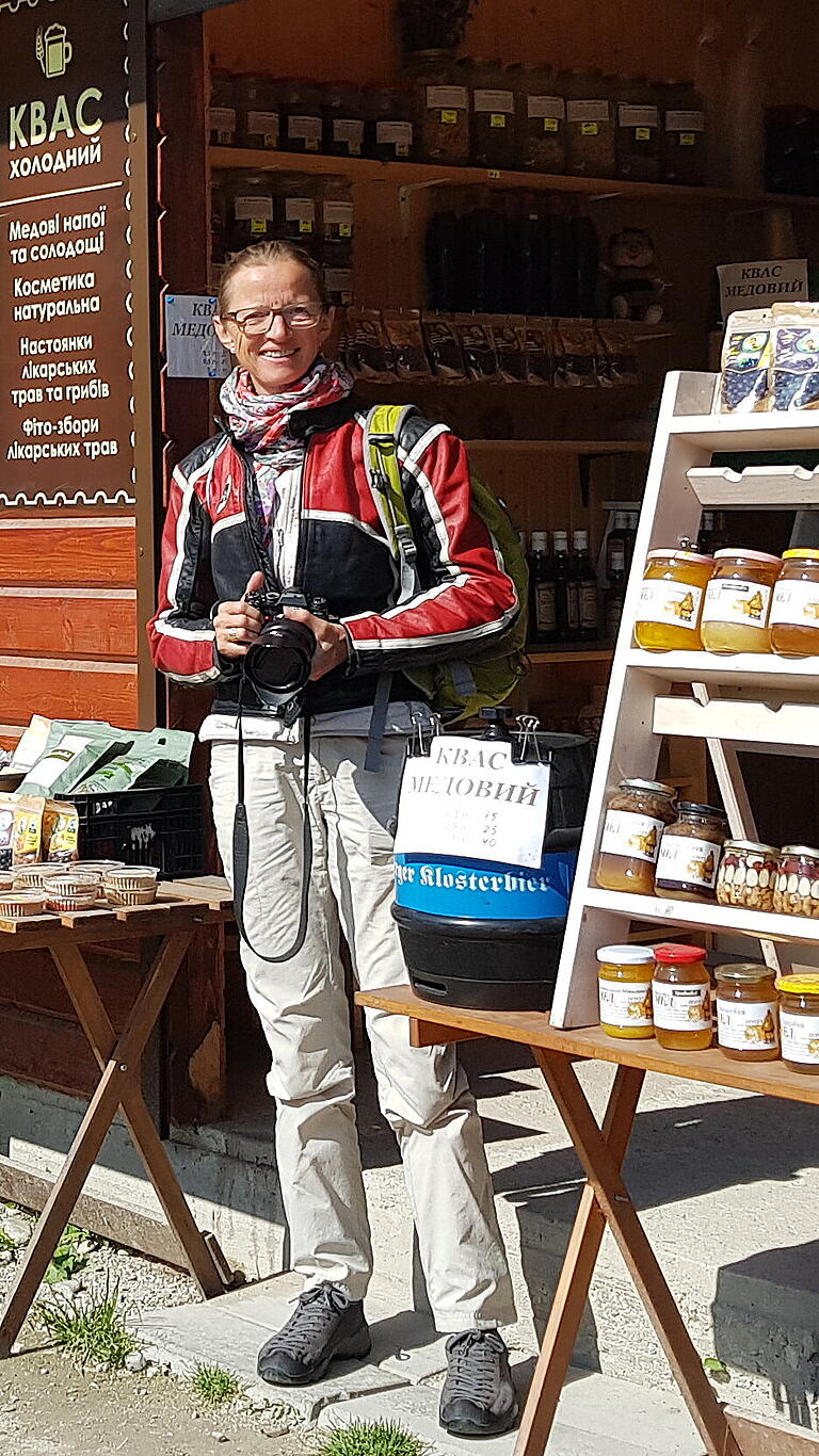 Margarete Voll posierte an einem Kiosk am Mittelpunkt Europas in der Ukraine vor einem Bierfässchen vom Kloster Kreuzberg, einem Relikt, das sie hier nie erwartet hätte.