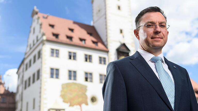 Kämmerer der Stadt Würzburg, Robert Scheller, vor dem Rathaus.&nbsp;