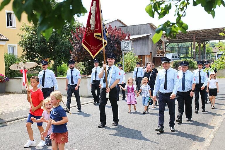 Impressionen vom großen Geburtstagsfest - ein Feuerwehrfest das in Erinnerung bleiben wird. Zum Fest 150 Jahre Feuerwehr Kirchschönbach gab es einen großen Umzug durch die Ortschaft. Neben 25 Feuerwehren sorgten drei Musik-Kapellen (Oberschwarzach, Kitzingen / Wiesenbronn, Reupelsdorf) für beste Feststimmung. Das Festgelände war im Anschluss an den Umzug bis auf den letzten Platz 'ausverkauft'. Feuerwehren, Blaskapellen, Ehrengäste und Besucher fühlten sich sehr wohl.