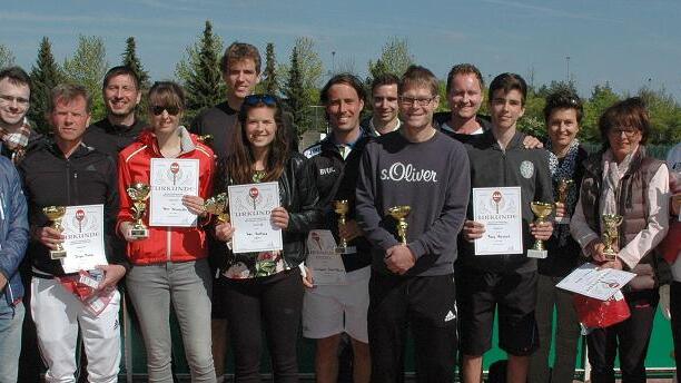 Sieger, Platzierte und Verantwortliche bei den unterfränkischen Tennismeisterschaften: (von links) Jürgen Sroka (Vorsitzender TSC Heuchelhof), Jörg Dotzel (Sportwart Tennisbezirk Unterfranken), Alexander Masur (Stuhl-Schiedsrichter), Jürgen Fecher (2. Männer 50), Stefan Burlein (Sieger Männer 40), Vera Heimeroth (Siegerin Frauen 30), Christopher Schuhmann (Sieger Männer A), Ines Kertesz (2. Frauen), Christopher Enser-Bönisch (2. Männer A), Andreas Spitz (Turnierleitung, Schiedsrichter), Gernot Janke (Sieger Männer 50), Florian Schmitt (Turnierleitung), Franz Reinhard (Sieger Männer B), Heidi Huller (2. Frauen 30), Hildegard Ullrich (Siegerin Frauen 50), Wolfgang Rützel (Sieger Männer 60), Werner Kisan (Oberschiedsrichter). Sieger, Platzierte und Verantwortliche bei den unterfränkischen Tennismeisterschaften: (von links) Jürgen Sroka (Vorsitzender TSC Heuchelhof), Jörg Dotzel (Sportwart Tennisbezirk Unterfranken), Alexander Masur (Stuhl-Schiedsrichter), Jürgen Fecher (2. Männer 50), Stefan Burlein (Sieger Männer 40), Vera Heimeroth (Siegerin Frauen 30), Christopher Schuhmann (Sieger Männer A), Ines Kertesz (2. Frauen), Christopher Enser-Bönisch (2. Männer A), Andreas Spitz (Turnierleitung, Schiedsrichter), Gernot Janke (Sieger Männer 50), Florian Schmitt (Turnierleitung), Franz Reinhard (Sieger Männer B), Heidi Huller (2. Frauen 30), Hildegard Ullrich (Siegerin Frauen 50), Wolfgang Rützel (Sieger Männer 60), Werner Kisan (Oberschiedsrichter).