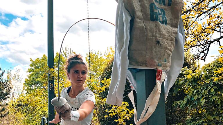 Eine Schutzweste, ein paar Handtücher und ein Pfosten auf der heimischen Terrasse: So konnte Leonie Ebert ihr Florett während des Lockdowns wenigstens einmal einsetzen.