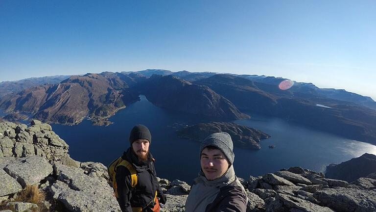 Ein Selfie mit atemberaubender Aussicht vom Hornelen, mit 860 Metern Höhe die steilste Klippe Europas, die Florian Beudert (links) und Daniel Müller auf einer 17 Kilometer langen Tour erwanderten. Foto: Selfie Daniel Müller/Florian Beudert       -  Ein Selfie mit atemberaubender Aussicht vom Hornelen, mit 860 Metern Höhe die steilste Klippe Europas, die Florian Beudert (links) und Daniel Müller auf einer 17 Kilometer langen Tour erwanderten. Foto: Selfie Daniel Müller/Florian Beudert