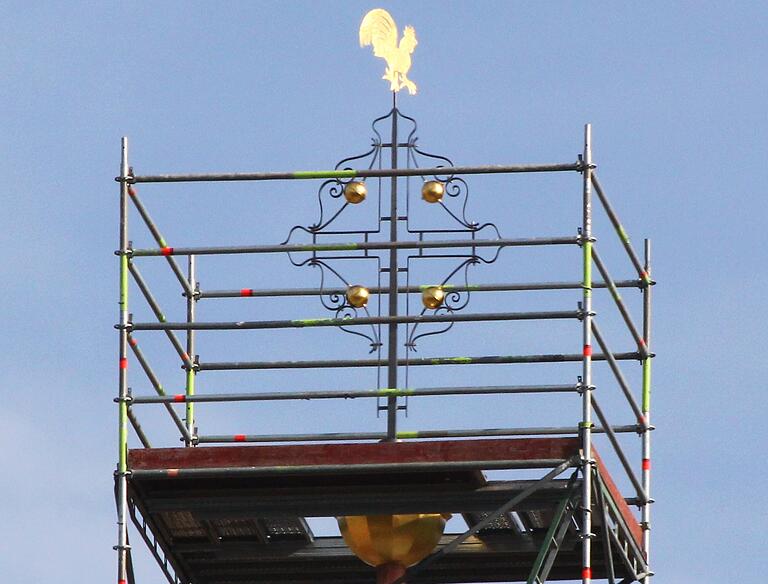 Neu und eingerüstet: die Kirchturmspitze. Neu und eingerüstet: die Kirchturmspitze.