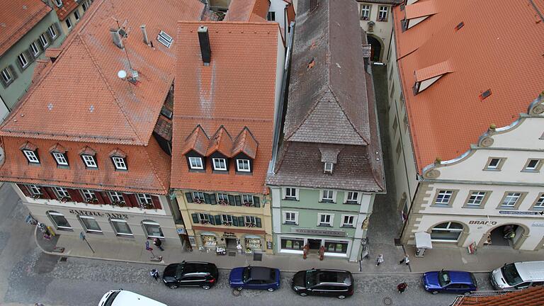 Riesige Dachflächen in der Volkacher Altstadt könnten mit Photovoltaik zur Stromerzeugung genutzt werden. Spricht die Gestaltungssatzung der Stadt dagegen? Riesige Dachflächen in der Volkacher Altstadt könnten mit Photovoltaik zur Stromerzeugung genutzt werden. Spricht die Gestaltungssatzung der Stadt dagegen?
