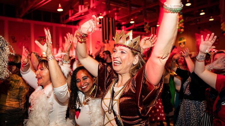 Zum Auftakt des Faschingswochenendes haben die Frauen beim Karbacher Weiberfasching in der Festhalle die Macht übernommen.