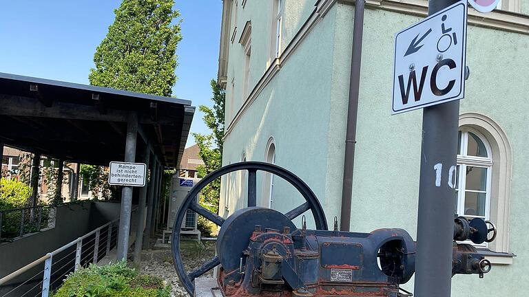 Da geht es lang für Rollstuhlfahrer, die ein WC brauchen. Oder auch nicht, denn die Zufahrt ist nicht behindertengerecht. Da geht es lang für Rollstuhlfahrer, die ein WC brauchen. Oder auch nicht, denn die Zufahrt ist nicht behindertengerecht.