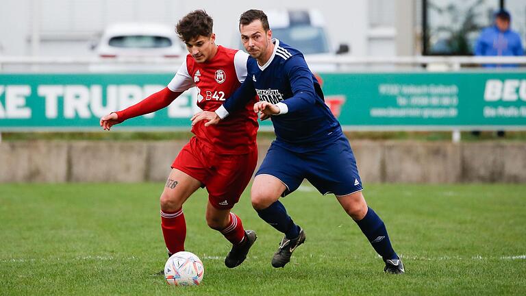 Kopf-an-Kopf-Rennen: Paul Häfner (links) vom SSV Kitzingen und David Harant vom FV Helmstadt. Beide Mannschaften kämpfen in der Fußball-Bezirksliga West um den Klassenerhalt. Kopf-an-Kopf-Rennen: Paul Häfner (links) vom SSV Kitzingen und David Harant vom FV Helmstadt. Beide Mannschaften kämpfen in der Fußball-Bezirksliga West um den Klassenerhalt.