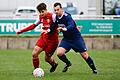 Kopf-an-Kopf-Rennen: Paul Häfner (links) vom SSV Kitzingen und David Harant vom FV Helmstadt. Beide Mannschaften kämpfen in der Fußball-Bezirksliga West um den Klassenerhalt.