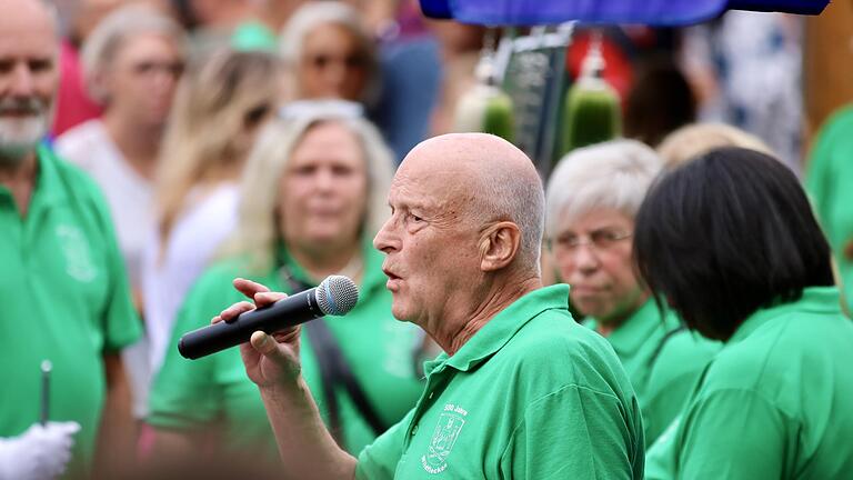 Alt-Bürgermeister und vor allem immer noch leidenschaftlicher Musiker: Walter „Pizzi“ Gutmann eröffnete das Fest 500 Jahre Wildflecken. - Alt-Bürgermeister und vor allem immer noch leidenschaftlicher Musiker: Walter „Pizzi“ Gutmann eröffnete das Fest 500 Jahre Wildflecken. Alt-Bürgermeister und vor allem immer noch leidenschaftlicher Musiker: Walter „Pizzi“ Gutmann eröffnete das Fest 500 Jahre Wildflecken. - Alt-Bürgermeister und vor allem immer noch leidenschaftlicher Musiker: Walter „Pizzi“ Gutmann eröffnete das Fest 500 Jahre Wildflecken.