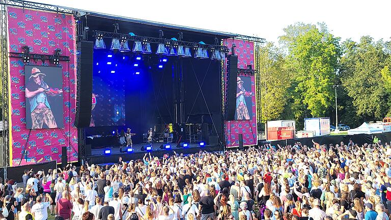 90s Super Show Bad Kissingen Luitpoldpark - 90s Super Show Bad Kissingen Luitpoldpark (hier 2024) kommt wieder nach Bad Kissingen, nur dieses Mal auf den Flugplatz. 90s Super Show Bad Kissingen Luitpoldpark - 90s Super Show Bad Kissingen Luitpoldpark (hier 2024) kommt wieder nach Bad Kissingen, nur dieses Mal auf den Flugplatz.