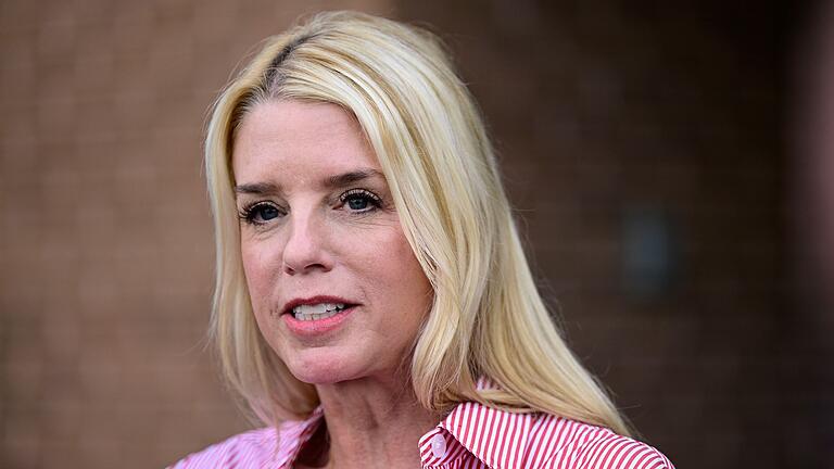 Pam Bondi - Mit Pam Bondi soll eine ehemalige Generalstaatsanwältin von Florida das Justizministerium führen. (Archivbild) Pam Bondi - Mit Pam Bondi soll eine ehemalige Generalstaatsanwältin von Florida das Justizministerium führen. (Archivbild)