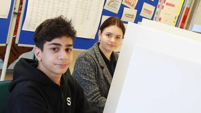 Salam Mushtaha und Melissa Steinert fühlen schon mal vor, wie es sein wird, wenn sie in zwei Wochen hinter dem Sichtschutz versteckt ihr Kreuzchen machen werden. Sie und ihre Klassenkameraden nehmen die Landtagswahl zum Anlass zu üben, wie man eigentlich wählt. Fotos: Carmen Schmitt - Salam Mushtaha und Melissa Steinert fühlen schon mal vor, wie es sein wird, wenn sie in zwei Wochen hinter dem Sichtschutz versteckt ihr Kreuzchen machen werden. Sie und ihre Klassenkameraden nehmen die Landtagswahl zum Anlass zu üben, wie man eigentlich wählt. Fotos: Carmen Schmitt Salam Mushtaha und Melissa Steinert fühlen schon mal vor, wie es sein wird, wenn sie in zwei Wochen hinter dem Sichtschutz versteckt ihr Kreuzchen machen werden. Sie und ihre Klassenkameraden nehmen die Landtagswahl zum Anlass zu üben, wie man eigentlich wählt. Fotos: Carmen Schmitt - Salam Mushtaha und Melissa Steinert fühlen schon mal vor, wie es sein wird, wenn sie in zwei Wochen hinter dem Sichtschutz versteckt ihr Kreuzchen machen werden. Sie und ihre Klassenkameraden nehmen die Landtagswahl zum Anlass zu üben, wie man eigentlich wählt. Fotos: Carmen Schmitt