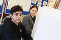 Salam Mushtaha und Melissa Steinert fühlen schon mal vor, wie es sein wird, wenn sie in zwei Wochen hinter dem Sichtschutz versteckt ihr Kreuzchen machen werden. Sie und ihre Klassenkameraden nehmen die Landtagswahl zum Anlass zu üben, wie man eigentlich wählt. Fotos: Carmen Schmitt       -  Salam Mushtaha und Melissa Steinert fühlen schon mal vor, wie es sein wird, wenn sie in zwei Wochen hinter dem Sichtschutz versteckt ihr Kreuzchen machen werden. Sie und ihre Klassenkameraden nehmen die Landtagswahl zum Anlass zu üben, wie man eigentlich wählt. Fotos: Carmen Schmitt