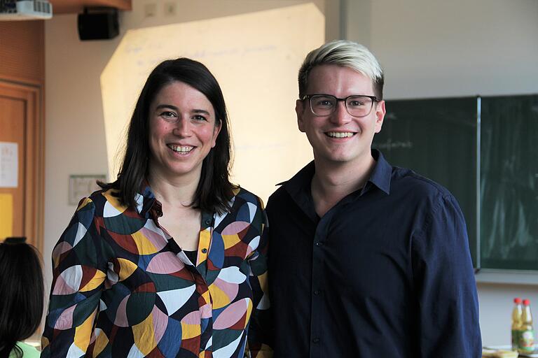 Lehrerin Michaela Lindner-Berndt und Christian Ruffus kennen sich noch aus seiner Schulzeit am AKG. Lehrerin Michaela Lindner-Berndt und Christian Ruffus kennen sich noch aus seiner Schulzeit am AKG.