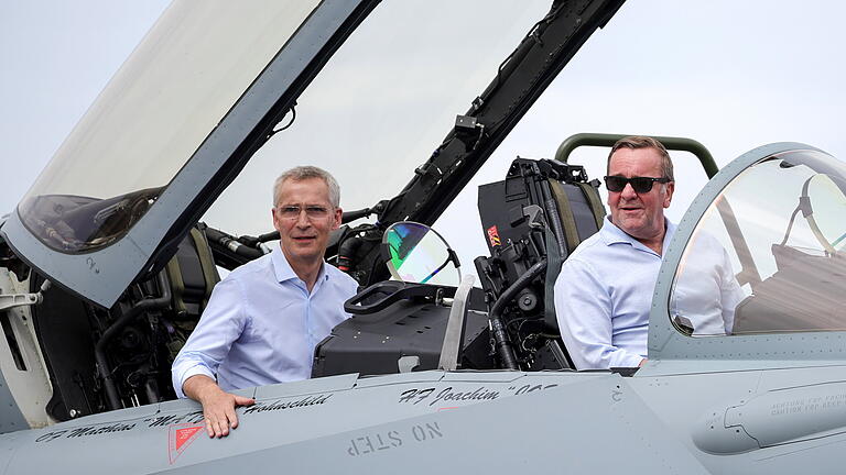 Luftwaffen-Manöver 'Air Defender 2023' - Jagel.jpeg       -  Modell für die Zukunft? Bundesverteidigungsminister Boris Pistorius in einen Eurofighter-Kampfjet.