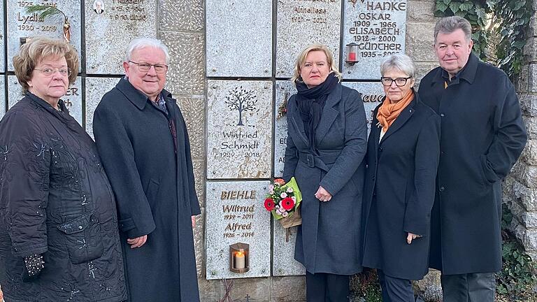 Die Wehrbeauftragte des Deutschen Bundestages, Eva Högl (Dritte von rechts), besuchte bei ihrer Visite in Karlstadt auch das Grab eines ihrer Vorgänger, Alfred Biehle, der von 1990 bis 1995 Wehrbeauftragter war. Begleitet wurde sie dabei (von links): Heike Kohlmann, Altbürgermeister Karl-Heinz Keller, MdB a.D. Heidi Wright und MdL a.D. Harald Schneider.&nbsp;