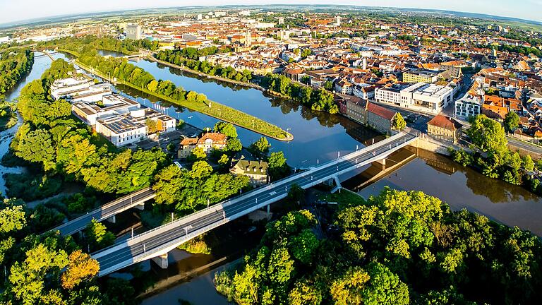 Wie geht es weiter in Sachen Abriss und Neubau der Maxbrücke in Schweinfurt? Die Stadt Schweinfurt prüft weitere Varianten, die Sennfelder CSU hat nun den Bau einer dritten Mainbrücke gefordert, die nur für Fahrzeuge wäre.