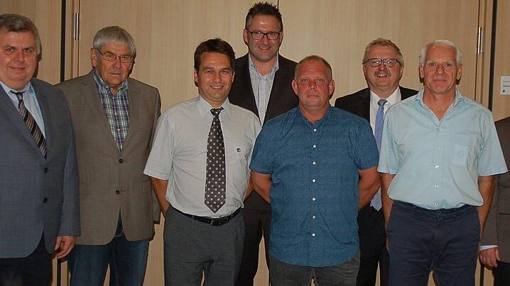 Über Auszeichnungen für jahrzehntelange ehrenamtliche Tätigkeit freuten sich beim 90. Jubiläum der Schiedsrichtergruppe Bad Neustadt GSO Harald Schreiber (von links), Hans-Peter Trenk (40 Jahre), Thomas Hein (30 Jahre), Thomas Ernst (Verbandsschiedsrichterausschuss), Carsten Braungardt (25 Jahre), BSO Norbert Kröckel, Horst Hartmann (25 Jahre) und der stellvertretende GSO Norbert Hemmerich.